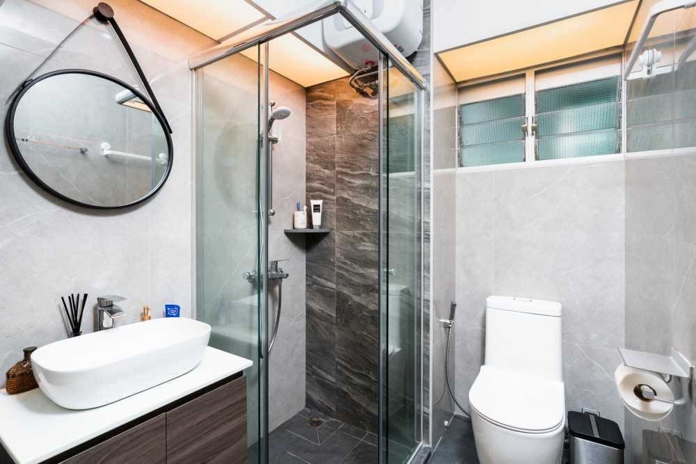 Modern Bathroom with Mirror and Glass Door