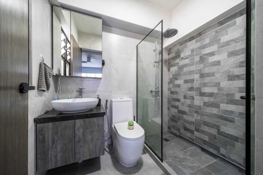 Contemporary Bathroom with Homogeneous Tiles and Mirror