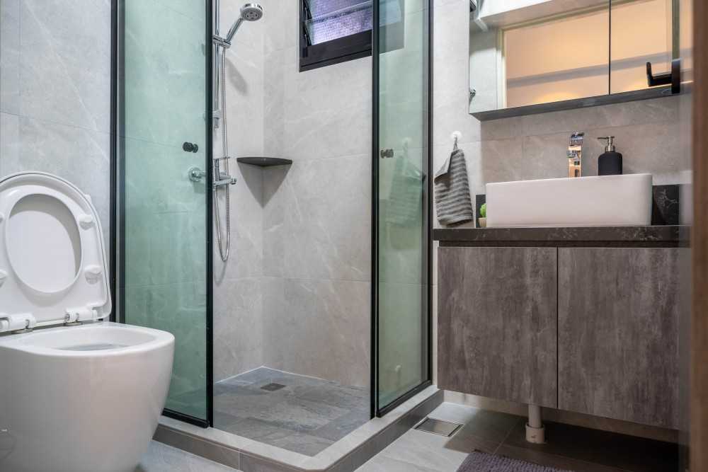 Contemporary Bathroom with Homogeneous Tiles and Bathroom Accessories
