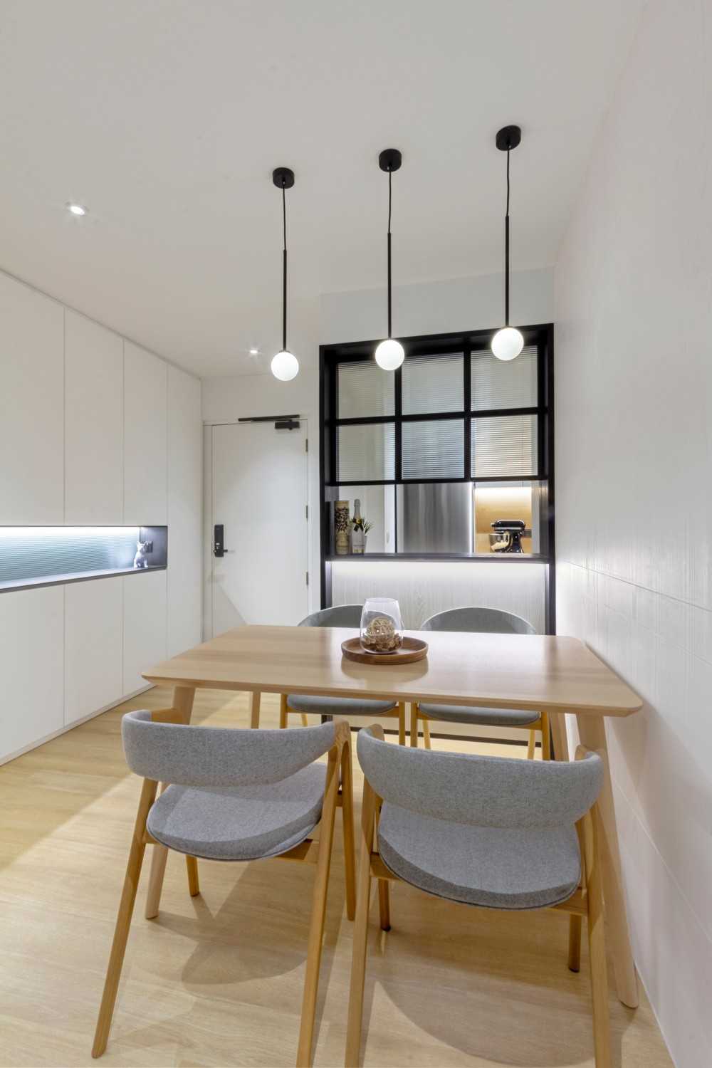 Minimalist Dining Room with Dining Table and Dining Chairs