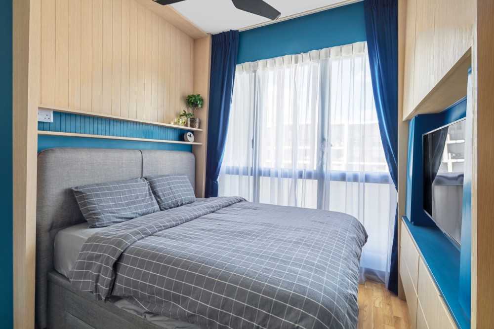 Modern Bedroom with Bookshelf and Wood Flooring