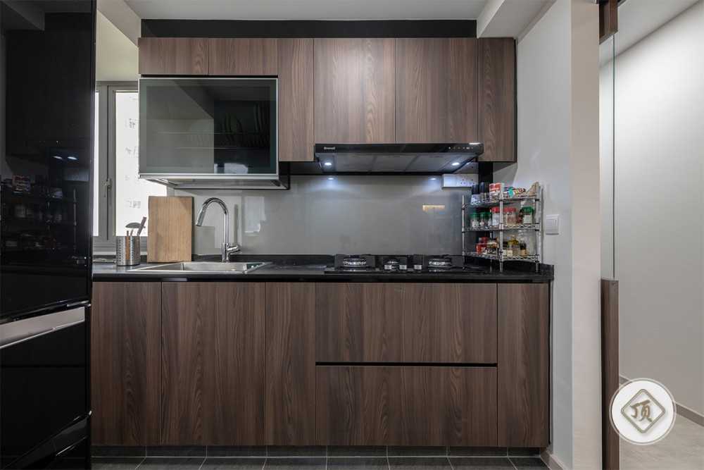 Contemporary Kitchen with Kitchen Island and Kitchen Backsplash