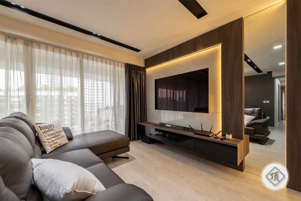 Contemporary Courtyard with Vinyl Flooring and Marble Floor