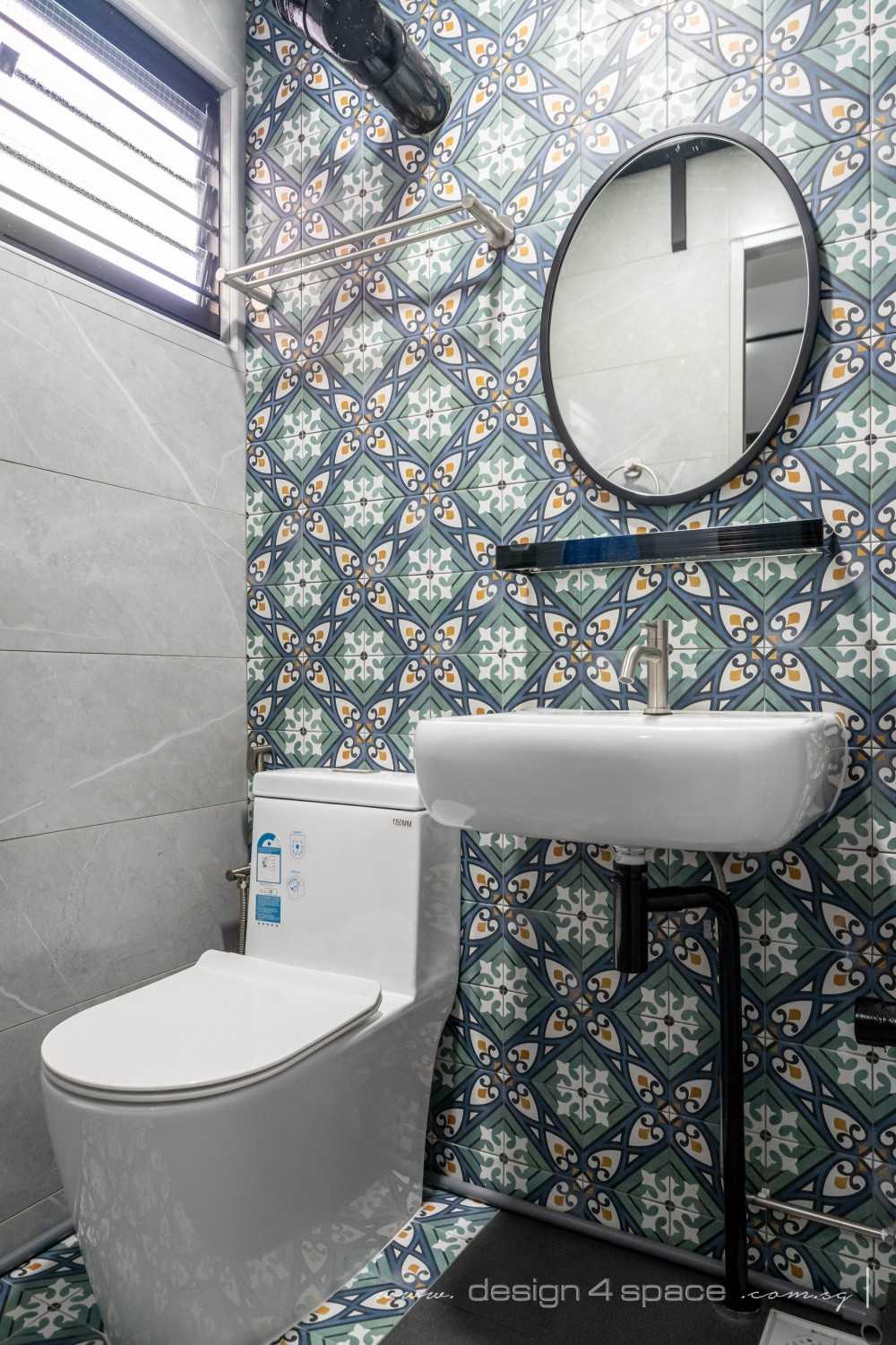 Industrial Bathroom with Homogeneous Tiles and Shower Screen