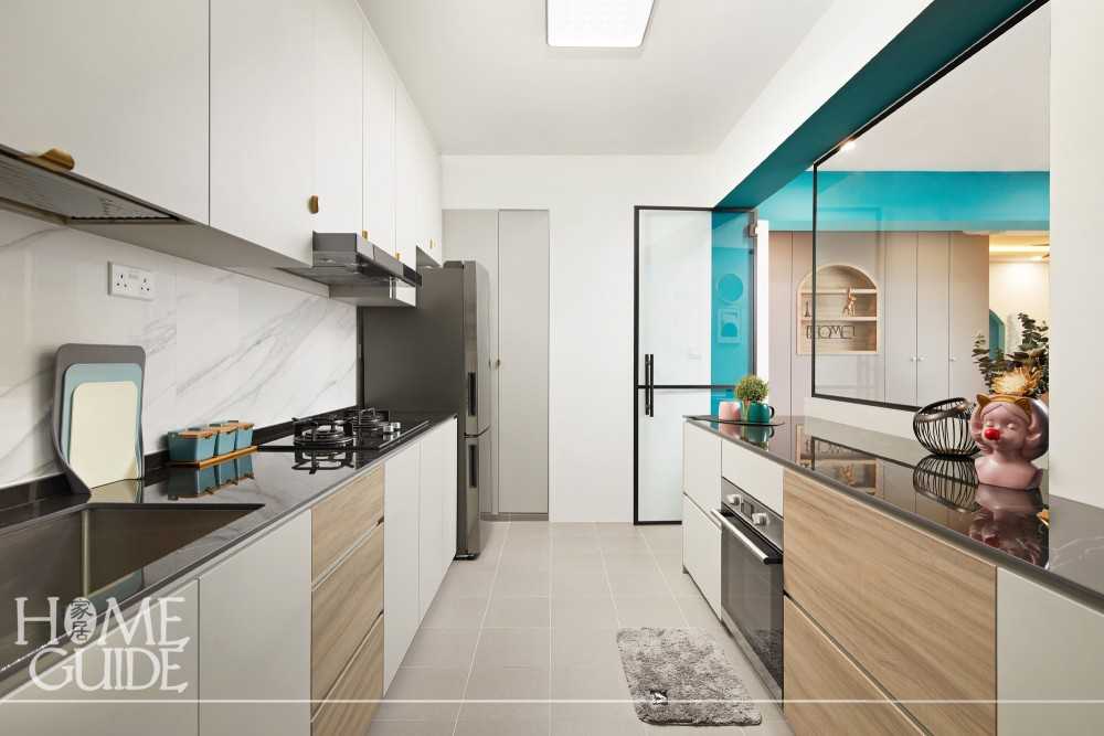 Modern Kitchen with Vinyl Flooring and Parquet Floor
