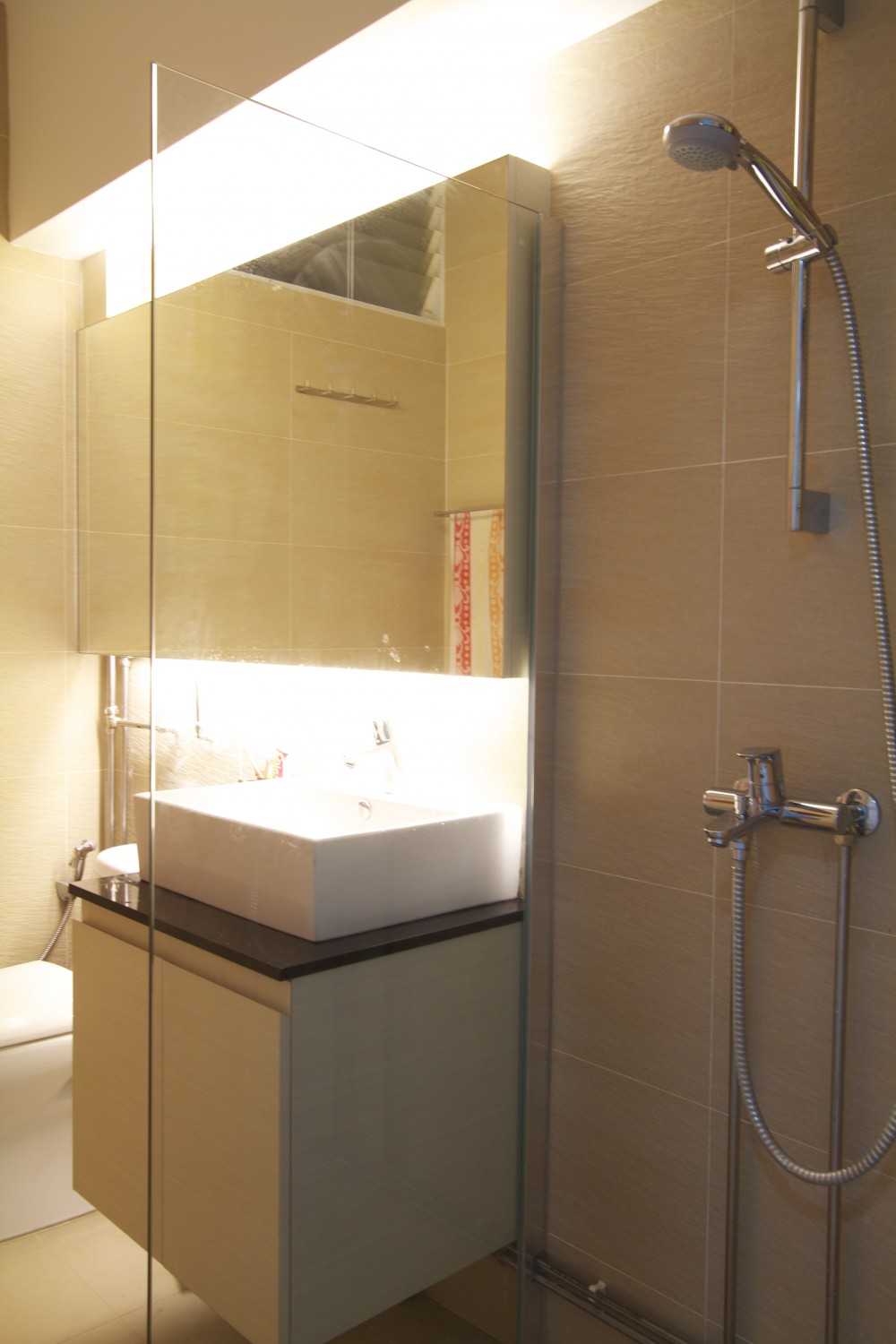 Modern Bathroom with Countertop and Homogeneous Tiles
