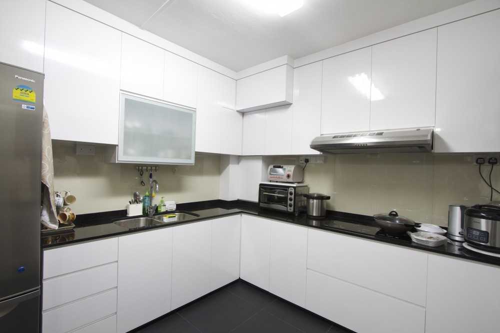 Modern Kitchen with Countertop and Homogeneous Tiles