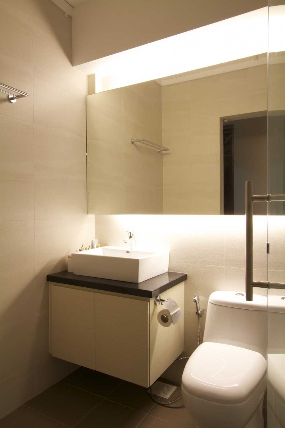 Modern Bathroom with Countertop and Homogeneous Tiles