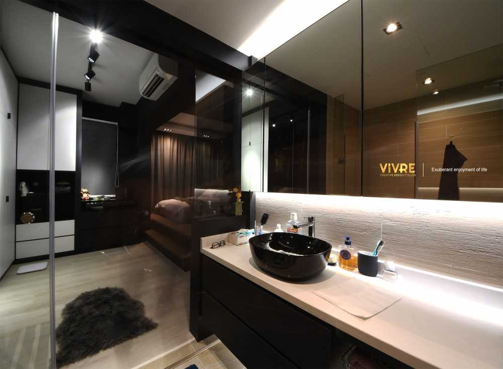 Modern Bathroom with Countertop and Homogeneous Tiles