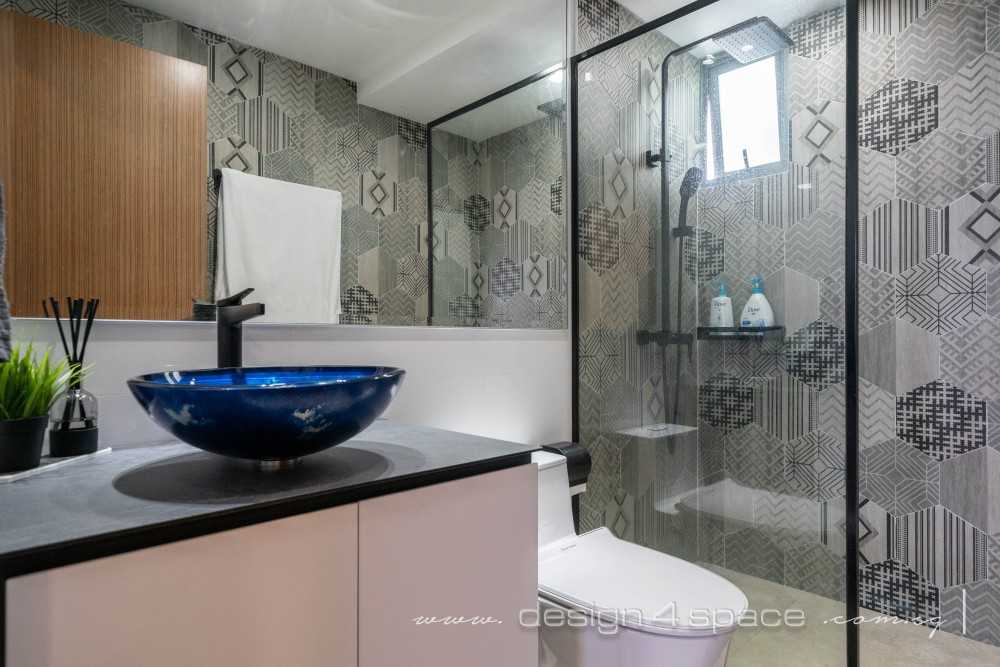 Modern Bathroom with Homogeneous Tiles and Wood Flooring