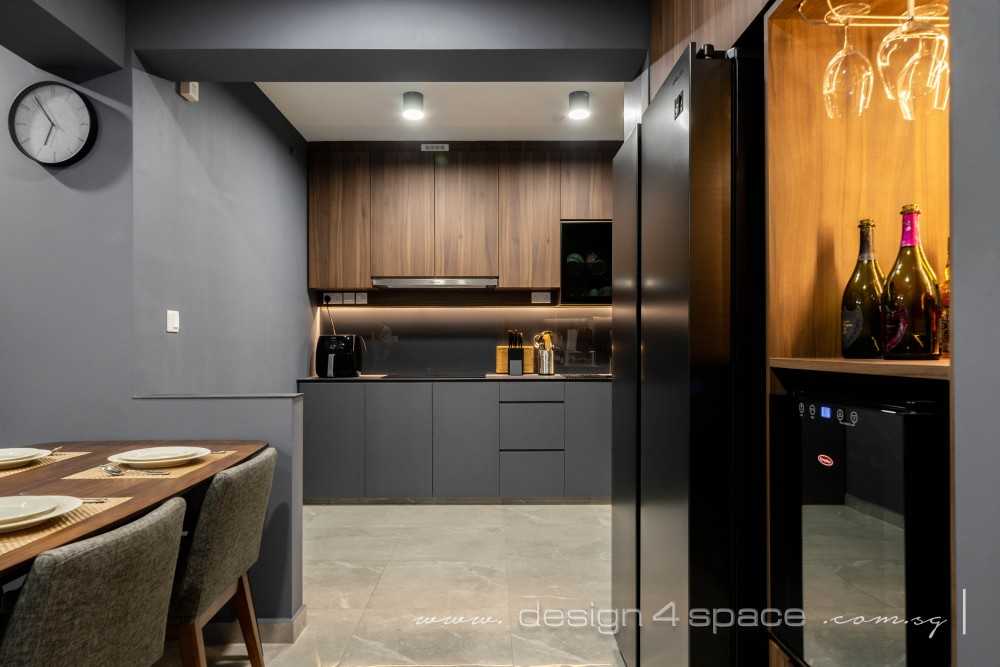 Modern Kitchen with Homogeneous Tiles and Kitchen Backsplash