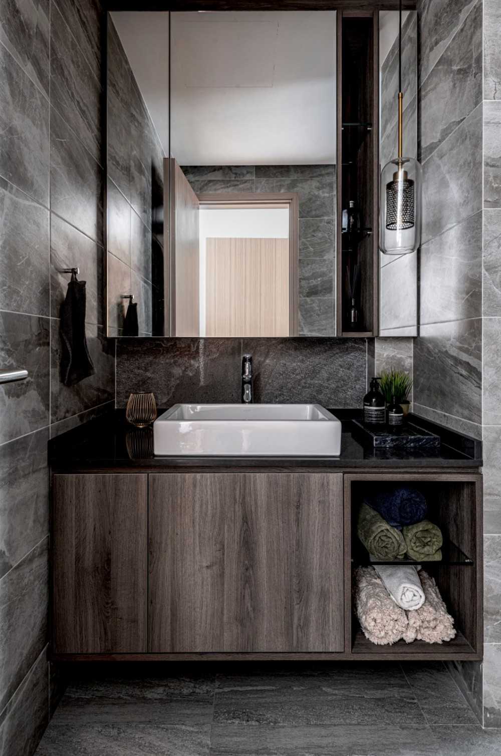 Modern Bathroom with Countertop and Mirror