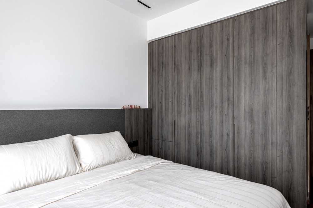 Modern Bedroom with Wardrobe and Queen Bed