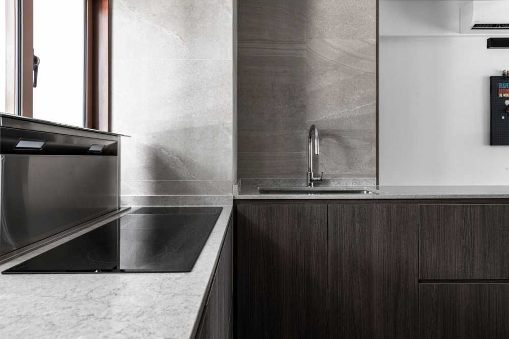 Modern Kitchen with Open Kitchen and Kitchen Accessories