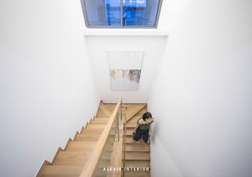 Contemporary Hallway with Parquet Floor and Paintings