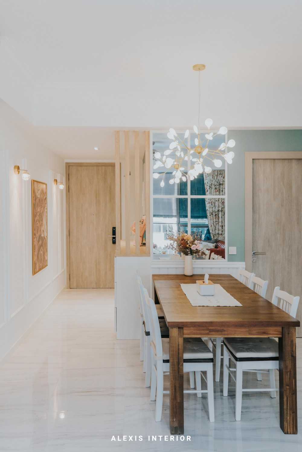 Country Entryway with Mirror and Dining Table