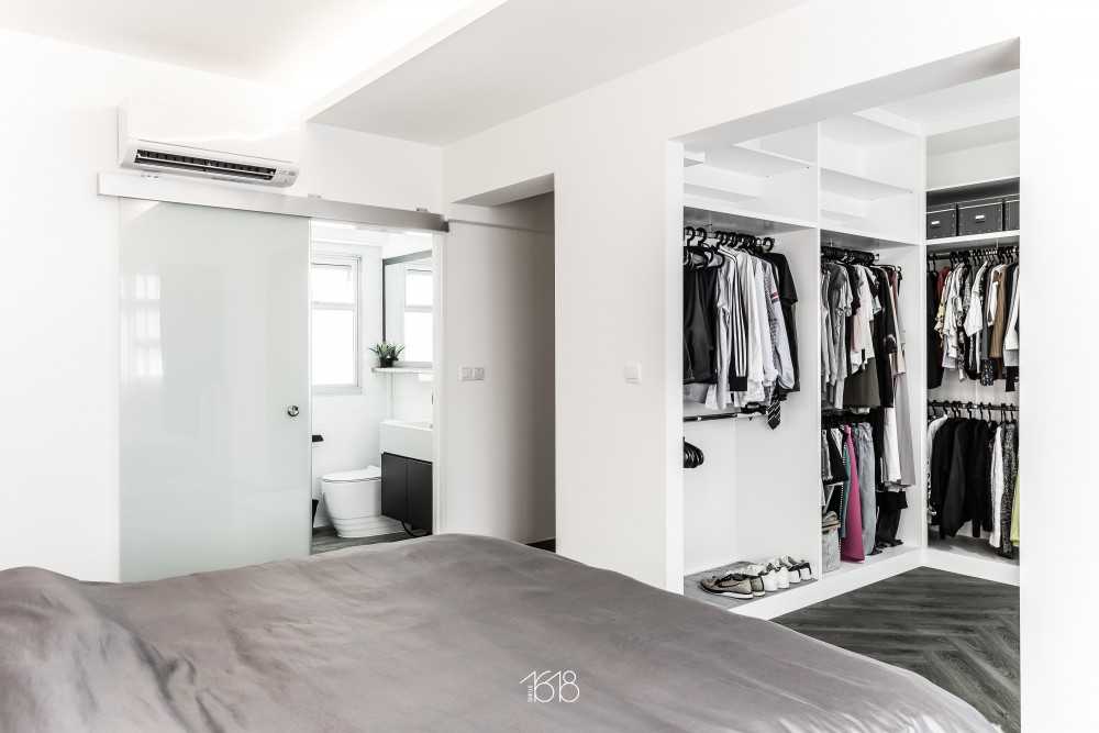 Minimalist Walk-in Wardrobe with Vinyl Flooring and Mirror