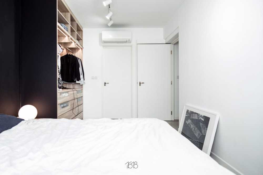 Minimalist Bedroom with Vinyl Flooring and Wardrobe
