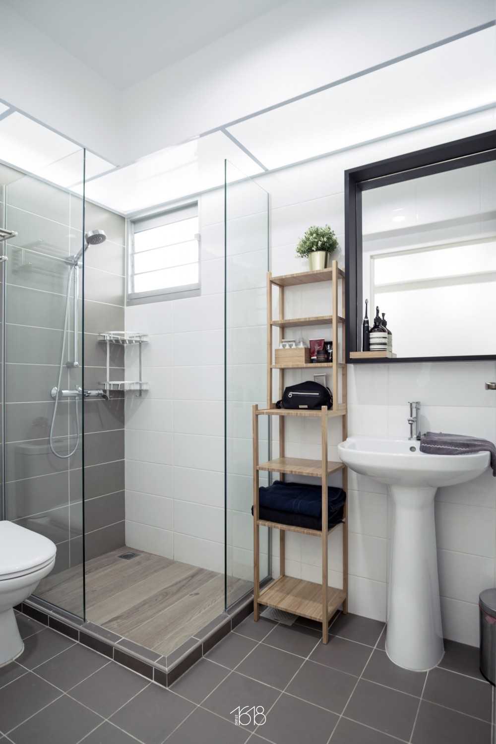 Minimalist Bathroom with Homogeneous Tiles and Mirror