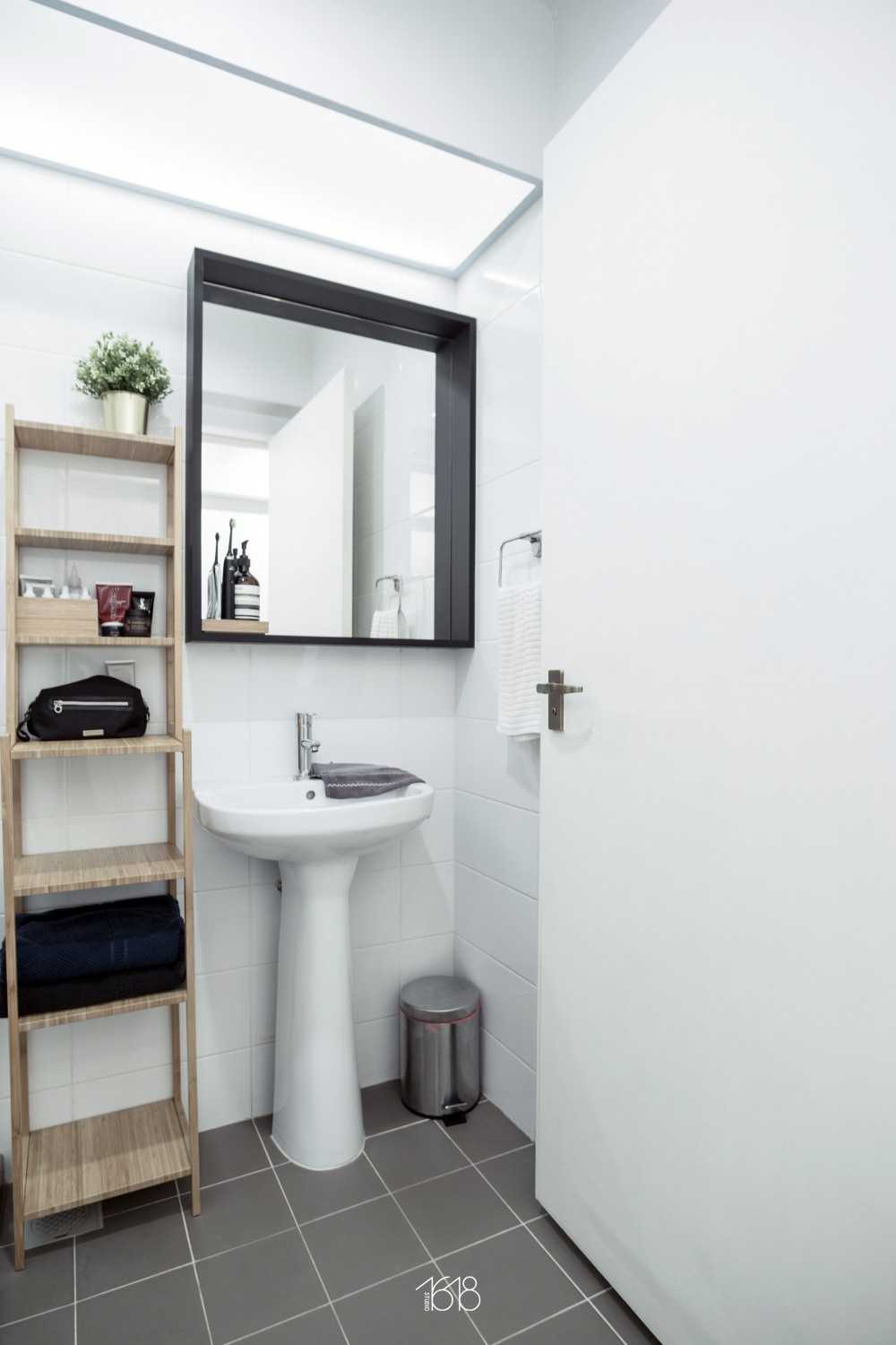 Minimalist Bathroom with Homogeneous Tiles and Mirror