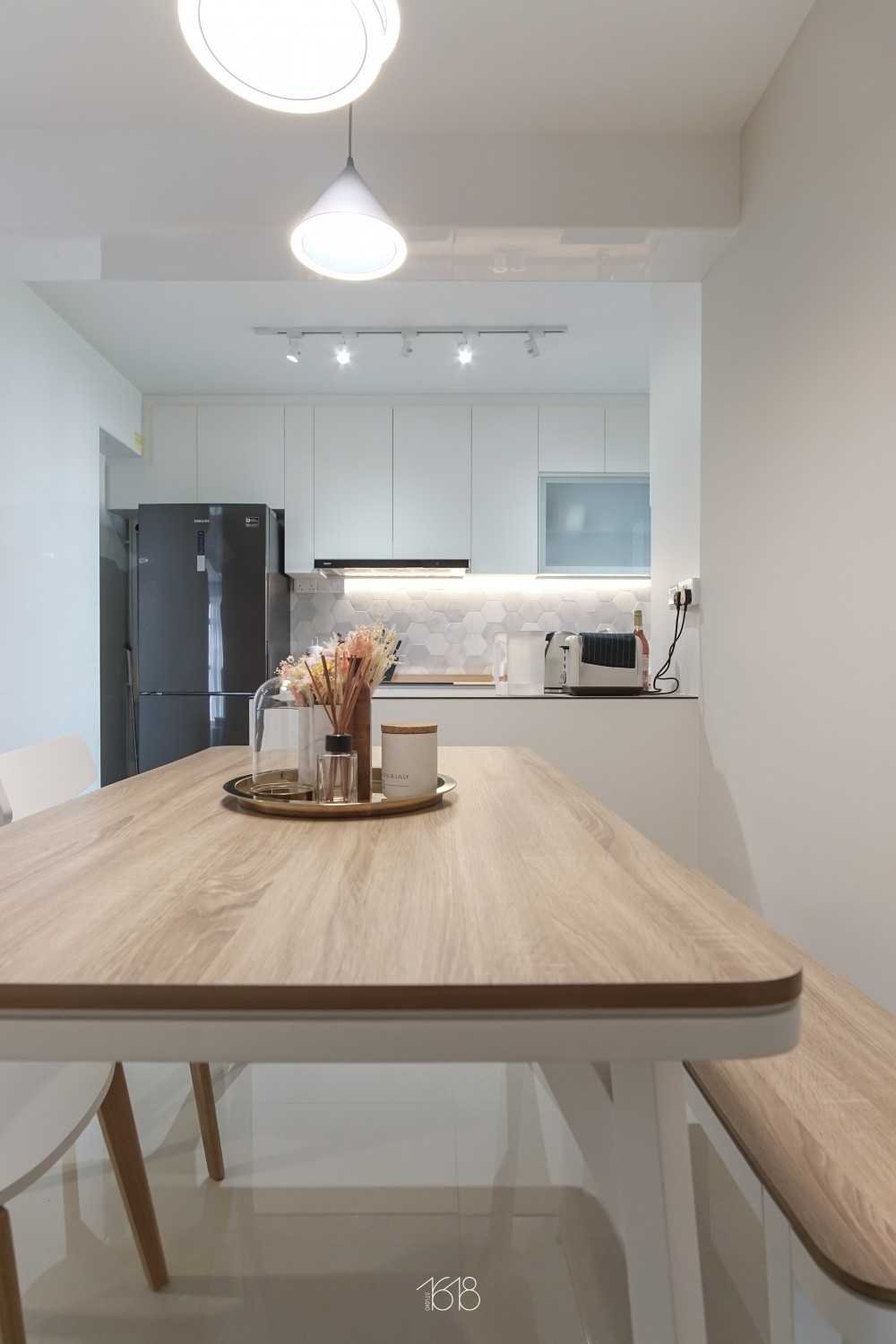 Scandinavian Dining Room with Dining Table and Dining Chairs