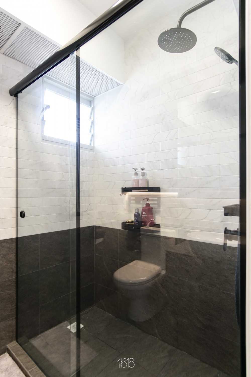 Scandinavian Bathroom with Homogeneous Tiles and Shower Screen