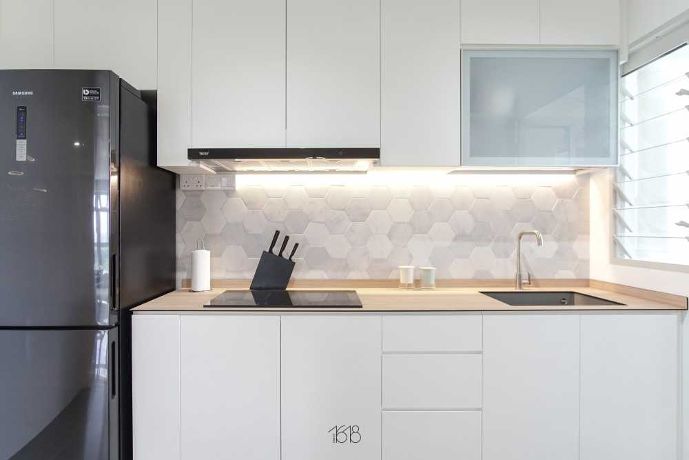 Scandinavian Kitchen with Countertop and Homogeneous Tiles