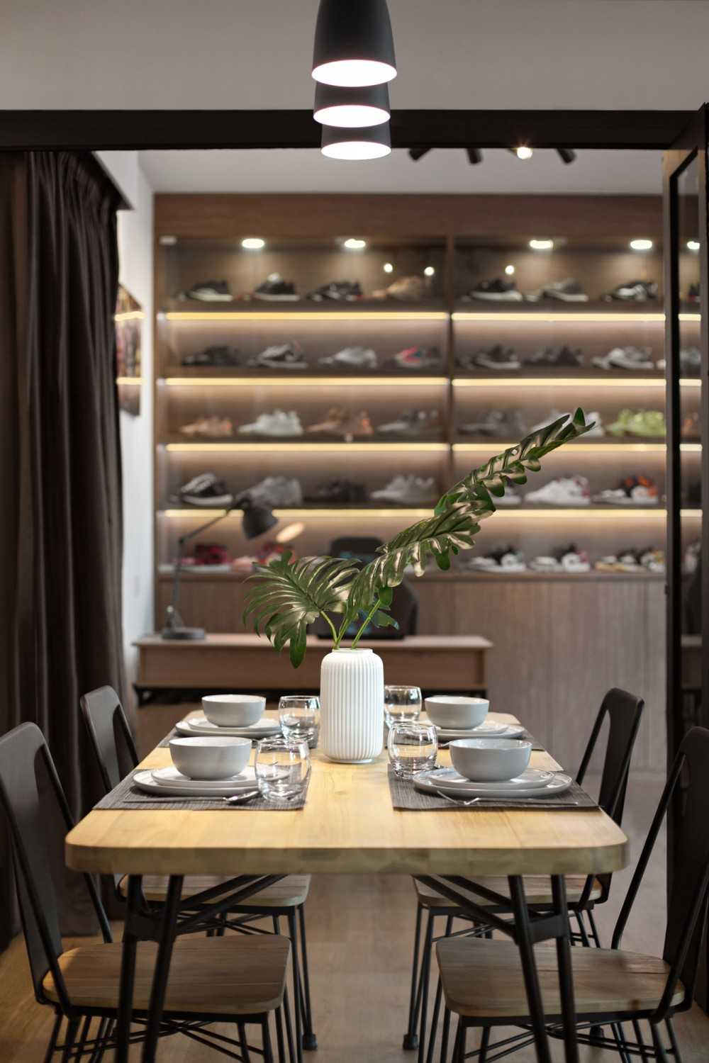 Contemporary Dining Room with Dining Table and Dining Chairs