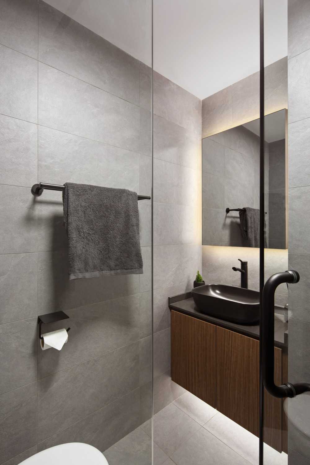 Contemporary Bathroom with Mirror and Shower Screen