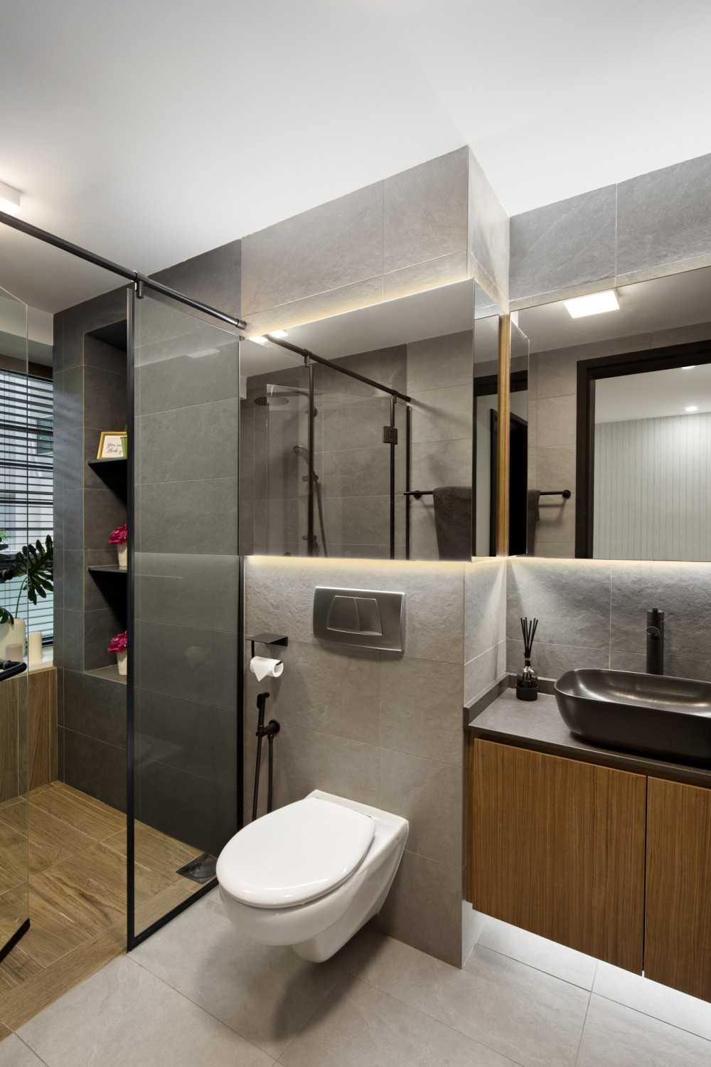 Contemporary Bathroom with Homogeneous Tiles and Mirror