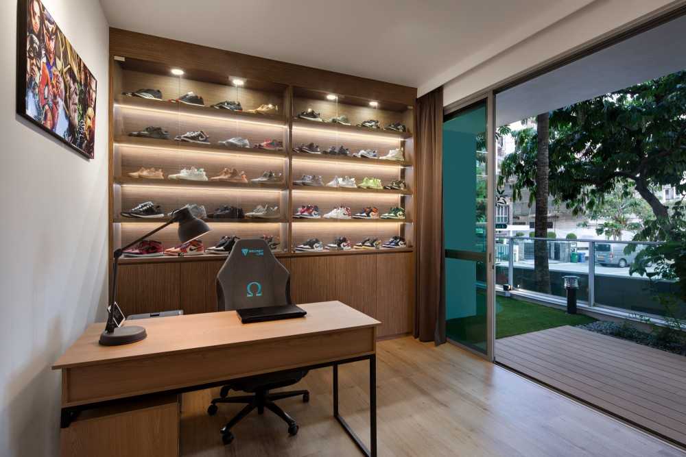 Contemporary Walk-in Wardrobe with Mirror and Wardrobe
