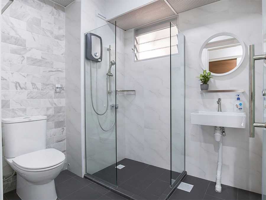 Modern Bathroom with Homogeneous Tiles and Shower Screen