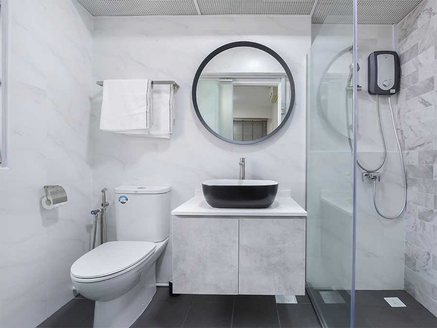 Modern Bathroom with Countertop and Homogeneous Tiles