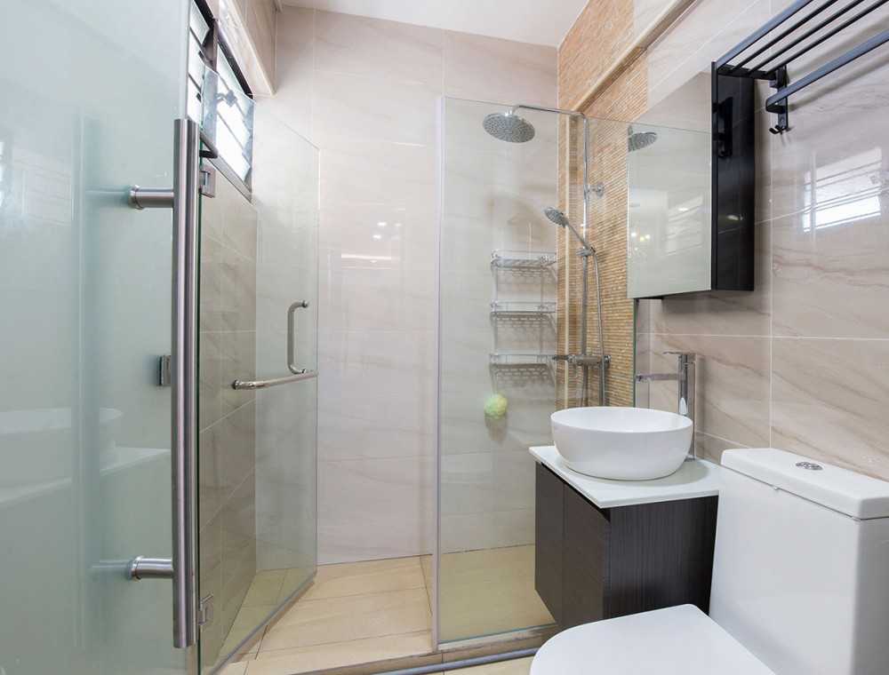 Modern Bathroom at HDB Tampines St 42 by UHome Interior Design Pte Ltd