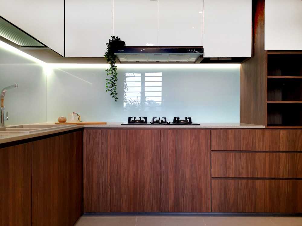 Minimalist Kitchen with Kitchen Backsplash and Kitchen Accessories