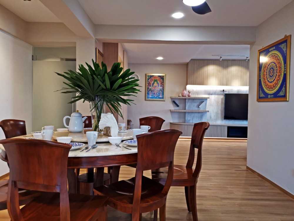 Minimalist Dining Room with Dining Table and Dining Chairs