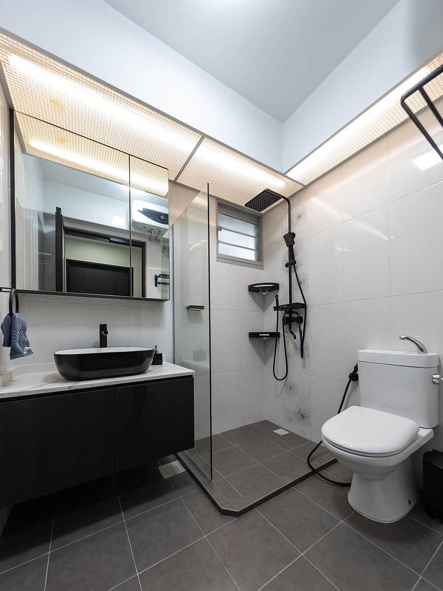 Modern Bathroom with Countertop and Homogeneous Tiles