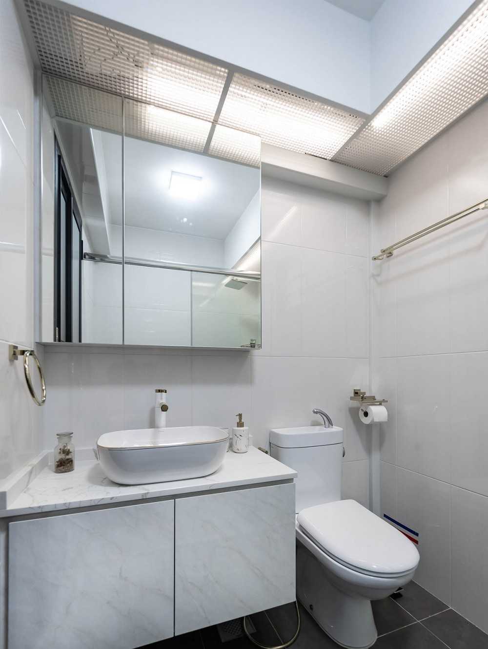 Modern Bathroom with Countertop and Mirror