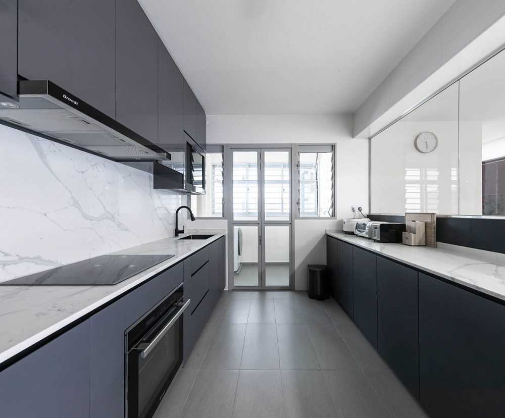 Modern Kitchen with Countertop and Kitchen Backsplash