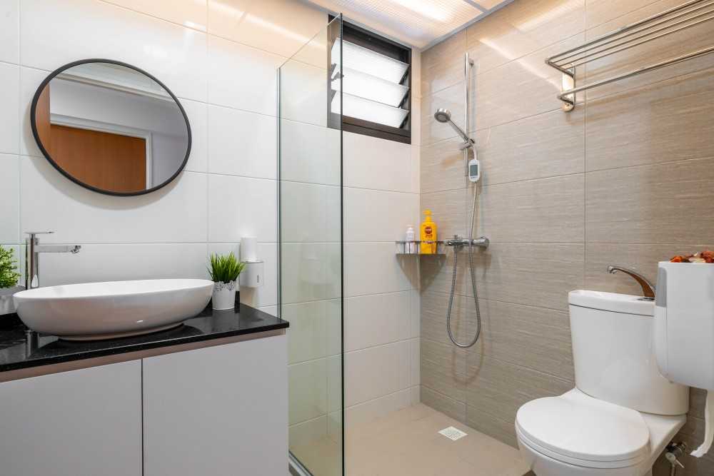 Contemporary Bathroom with Homogeneous Tiles and Mirror