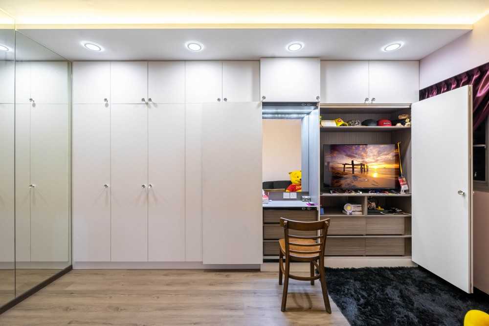 Modern Walk-in Wardrobe with Mirror and Wardrobe