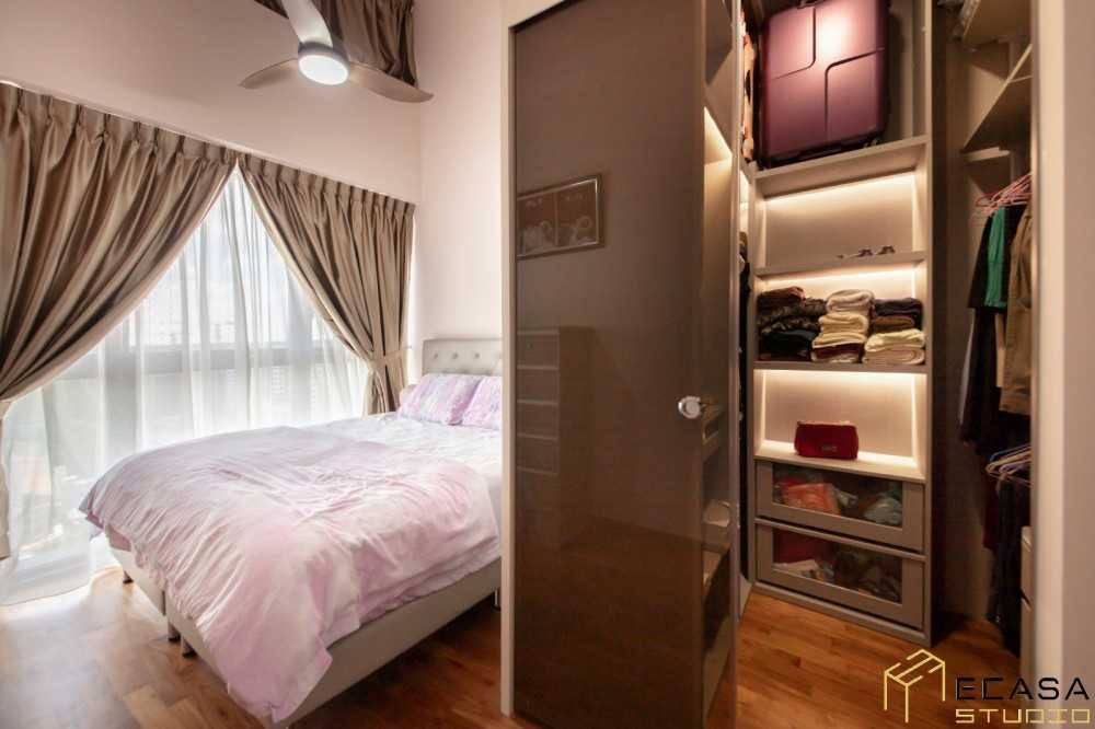 Modern Bedroom with Bed and Lamps
