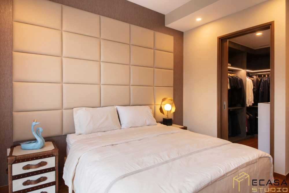 Modern Bedroom with Bed and Lamps