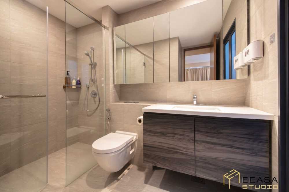 Modern Bathroom with Mirror and Bathtub