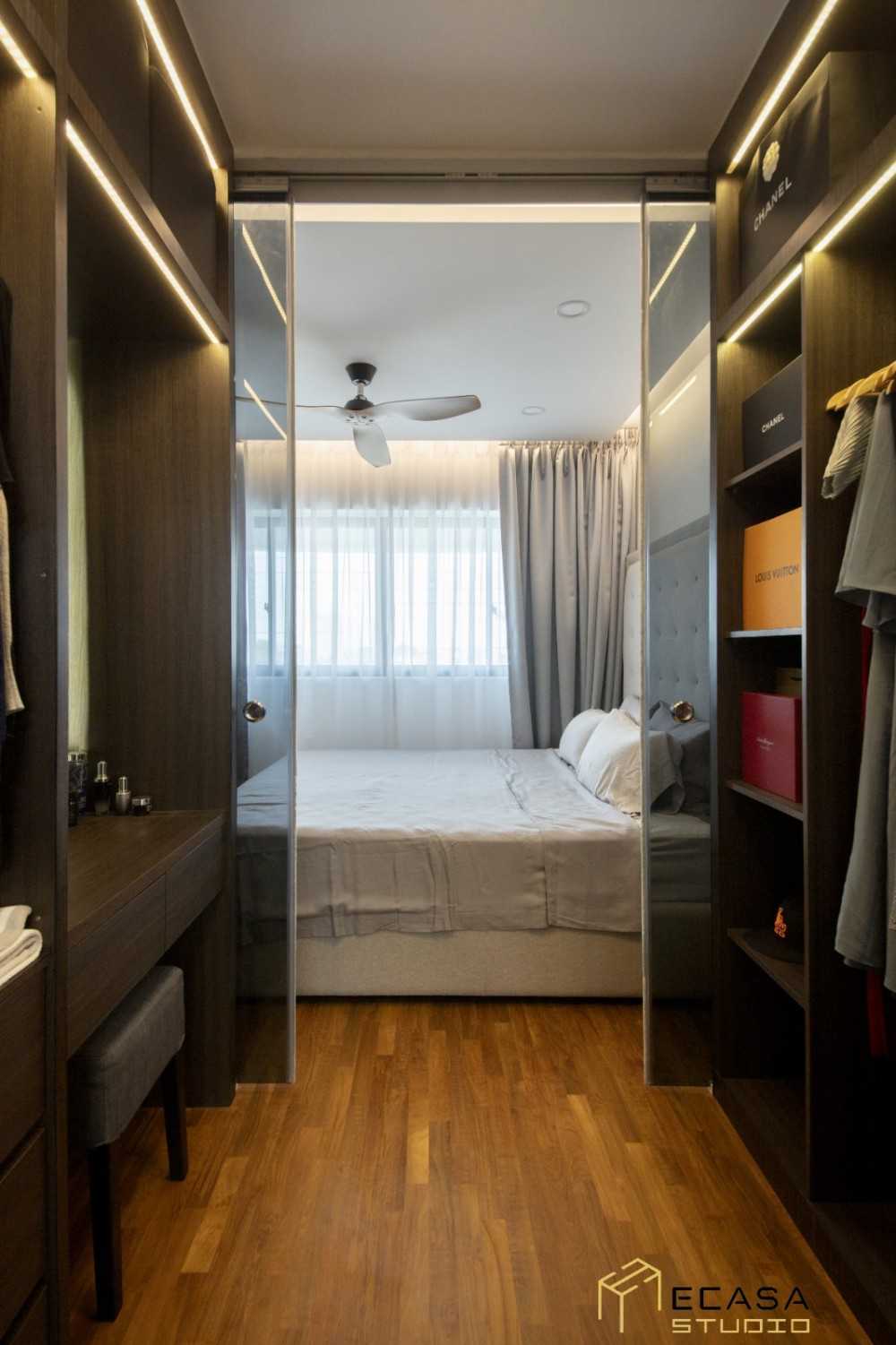 Minimalist Walk-in Wardrobe with Wardrobe and Clothes Storage