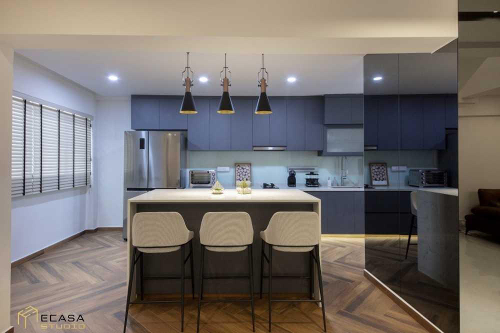 Minimalist Dining Room with Dining Table and Dining Chairs