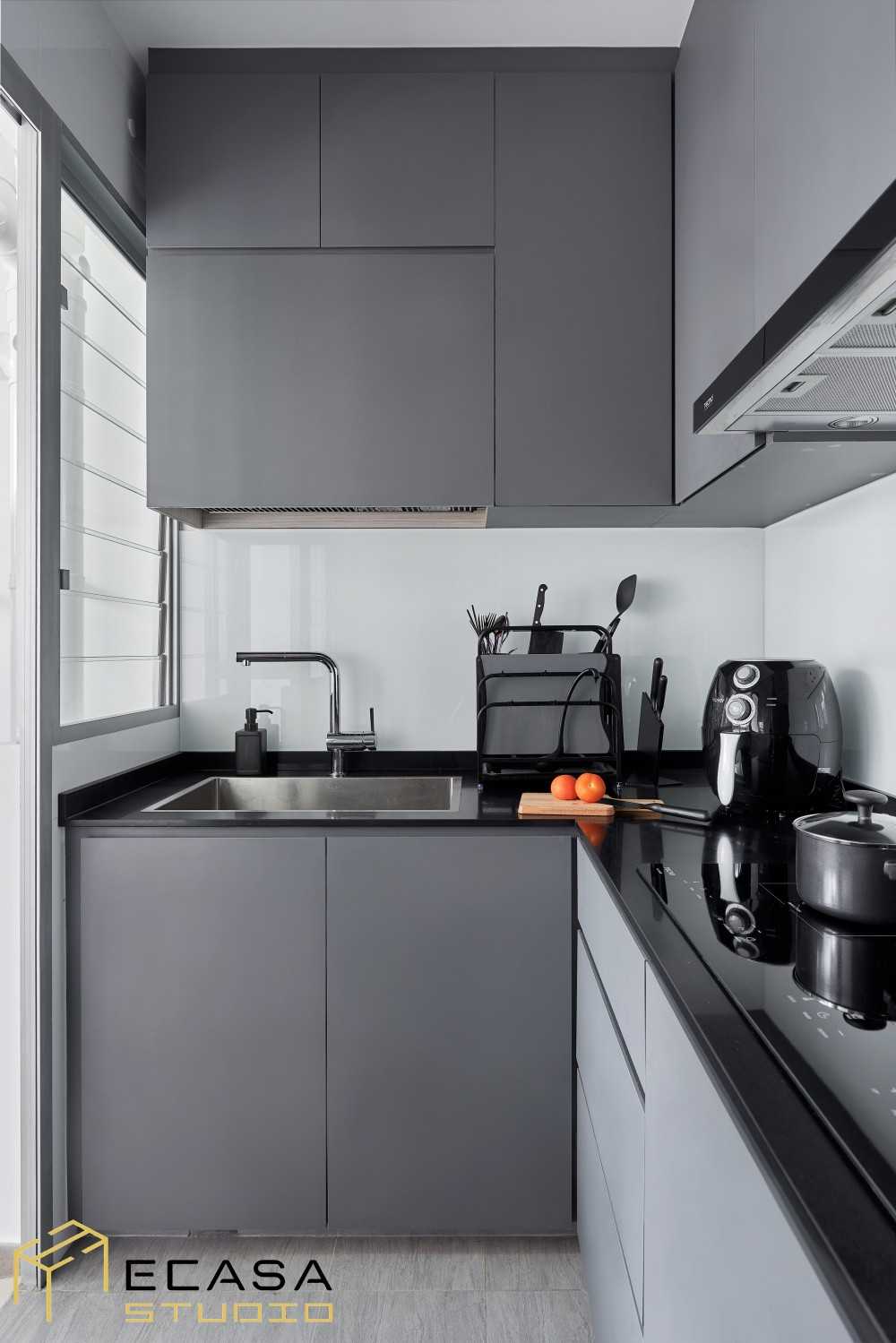 Contemporary Kitchen with Open Kitchen and Kitchen Accessories