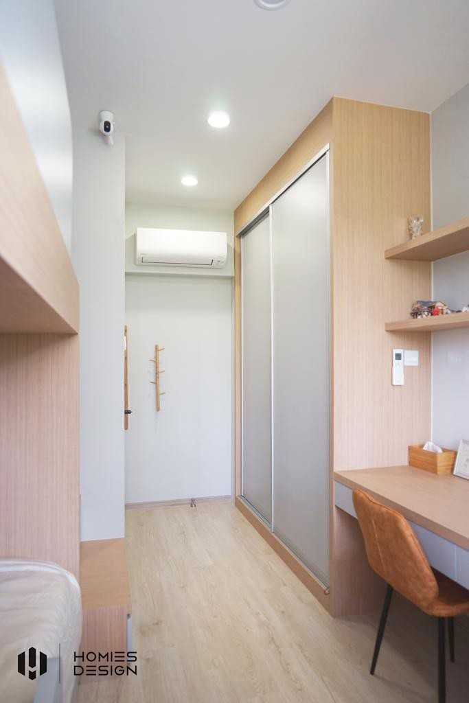 Minimalist Bedroom with Bookshelf and Homogeneous Tiles