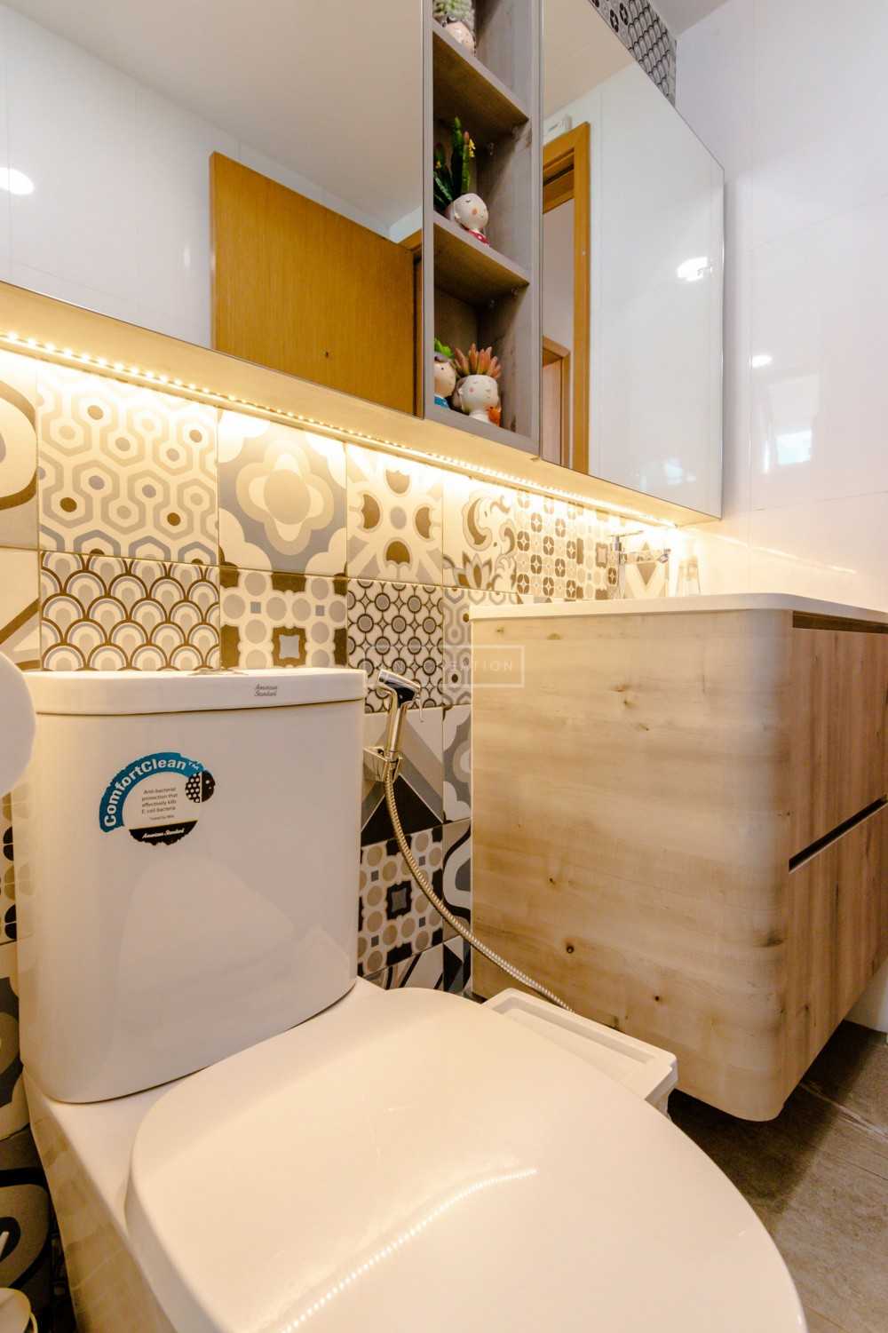 Modern Bathroom with Countertop and Mirror