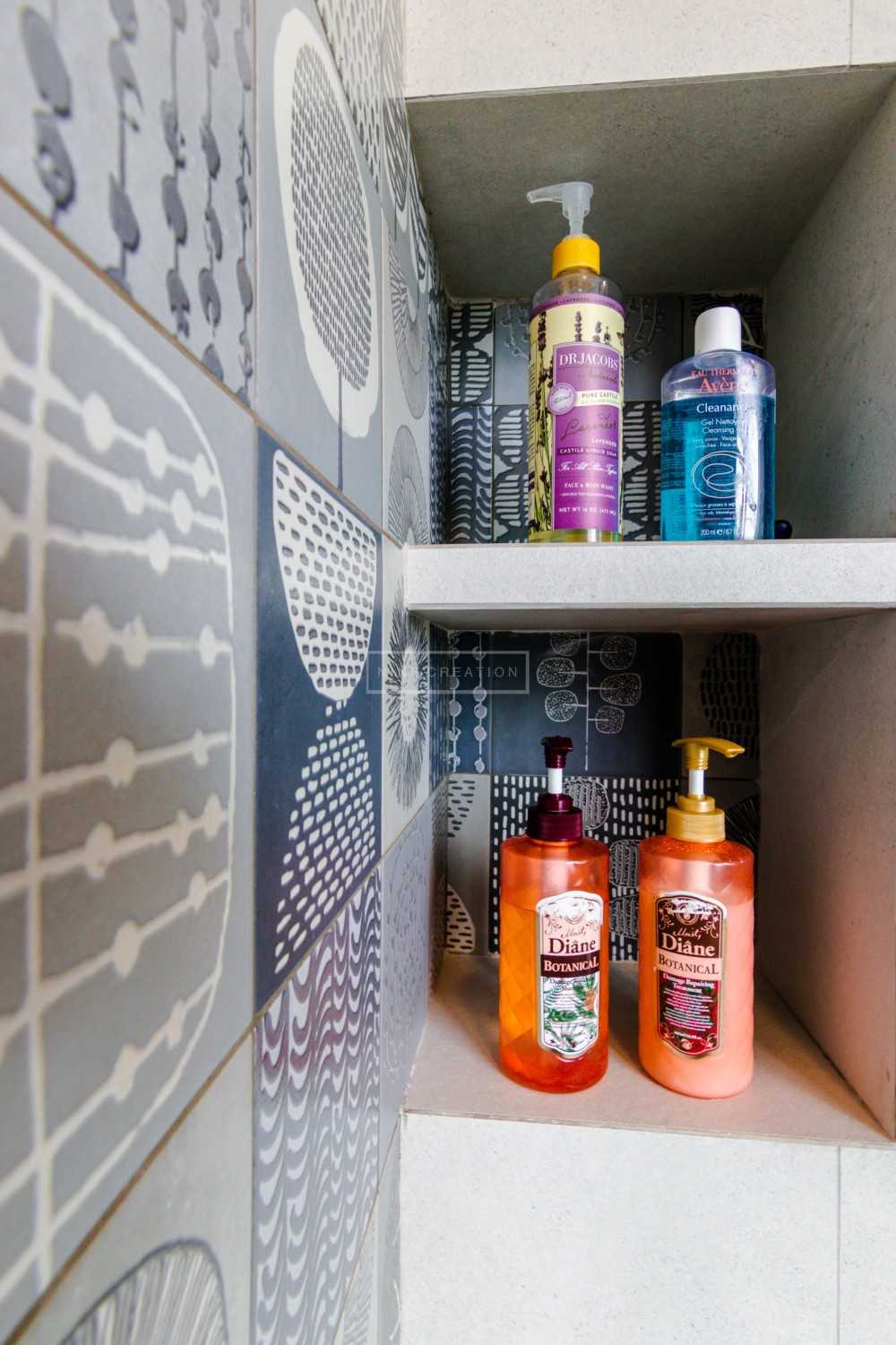 Modern Bathroom with Countertop and Homogeneous Tiles